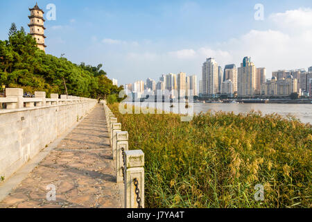Wenzhou, Zhejiang, Chine. Avis de Wenzhou dans la rivière Oujiang de Jiangxin Island. Banque D'Images