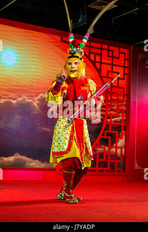 Wenzhou, Zhejiang, Chine. Artiste dépeignant la Monkey King, une créature mythologique, littéraire datant de la dynastie Song (10ème-13ème siècles). Banque D'Images