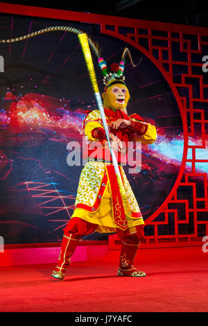 Wenzhou, Zhejiang, Chine. Artiste dépeignant la Monkey King, une créature mythologique, littéraire datant de la dynastie Song (10ème-13ème siècles). Banque D'Images