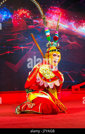 Wenzhou, Zhejiang, Chine. Artiste dépeignant la Monkey King, une créature mythologique, littéraire datant de la dynastie Song (10ème-13ème siècles). Banque D'Images