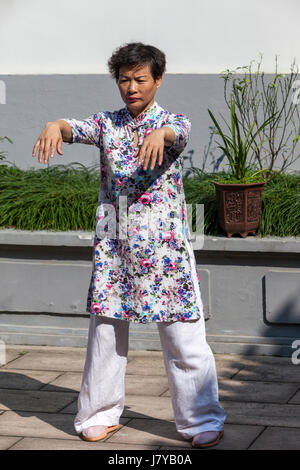 Wenzhou, Zhejiang, Chine. Démonstration de Tai Chi au Musée des Arts Martiaux. Banque D'Images