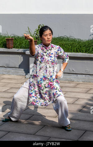 Wenzhou, Zhejiang, Chine. Démonstration de Tai Chi au Musée des Arts Martiaux. Banque D'Images