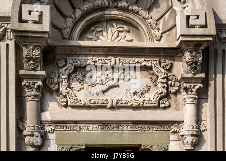 Wenzhou, Zhejiang, Chine. Décor Sculpté en pierre sur le Sud de l'entrée du Musée de l'Opéra. Banque D'Images