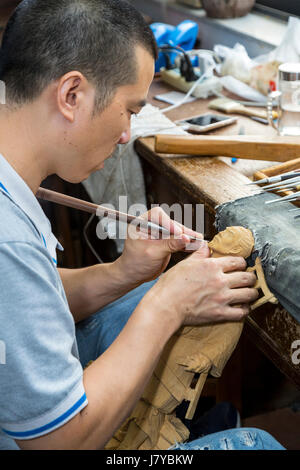 Wenzhou, Zhejiang, Chine. Artiste Yung Huachun avec Figure de Luo Bang, créateur de la sculpture en buis, Institut de recherche des Arts et Métiers. Banque D'Images