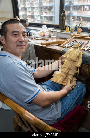 Wenzhou, Zhejiang, Chine. Artiste Yung Huachun avec Figure de Luo Bang, créateur de la sculpture en buis, Institut de recherche des Arts et Métiers. Banque D'Images