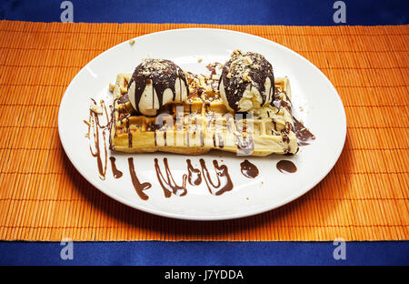 Gaufres avec de la crème glacée vanille chocolat avec de la vinaigrette. Banque D'Images