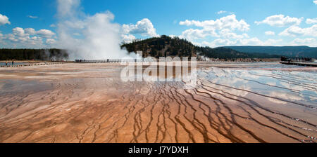 La vapeur qui monte de l'Excelsior Geyser dans le Midway Geyser Basin dans le Parc National de Yellowstone dans le Wyoming USA Banque D'Images