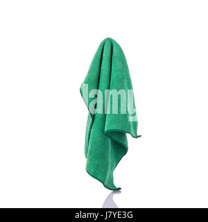 New green chiffon microfibre pour le nettoyage. Studio shot isolé sur fond blanc Banque D'Images