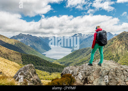 Female hiker à Fjord au sud du lac Te Anau, Alpes du Sud à l'arrière, Kepler Tack, Fiordland National Park, Southland Banque D'Images