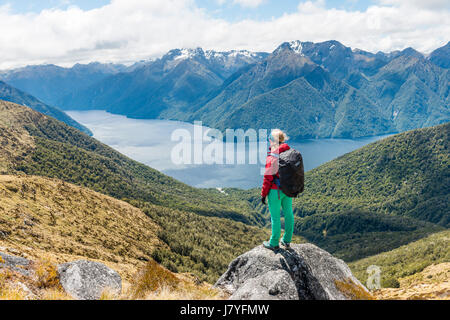 Female hiker à Fjord au sud du lac Te Anau, Alpes du Sud à l'arrière, Kepler Tack, Fiordland National Park, Southland Banque D'Images