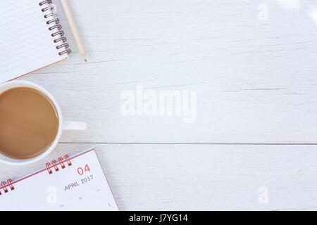 Haut afficher la note d'adresses, calendrier et tasse à café sur table en bois blanc background Banque D'Images