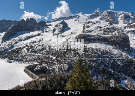 Gamme de montagne Marmolada, plus haut massif des Dolomites, sur la droite, au-dessous du sommet de Punta Penia Réservoir à col Fedaia Passo Banque D'Images