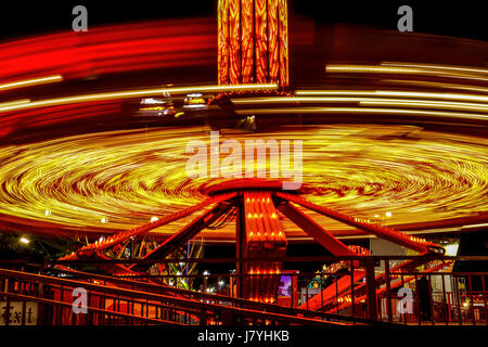 L'un d'une série de longues expositions de la ride Fire Ball à la foire de l'état de Puyallup Banque D'Images