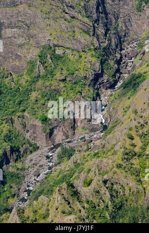 Mountain river Rivière des galets, vu de la Brèche Lookout, le cirque de Mafate, île de la Réunion, France, océan Indien Banque D'Images