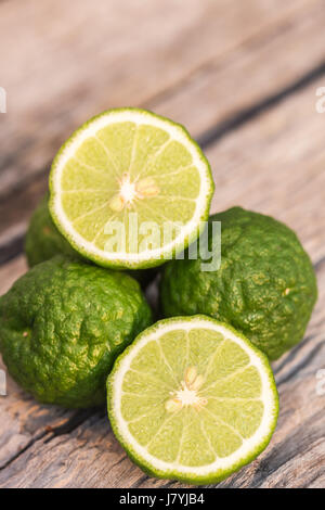 Close up vert frais coupe de fruits de bergamote sur fond de table en bois Banque D'Images