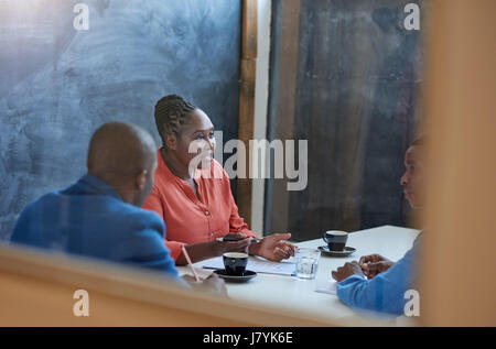 African businesswoman talking aux collègues dans un bureau 24 Banque D'Images