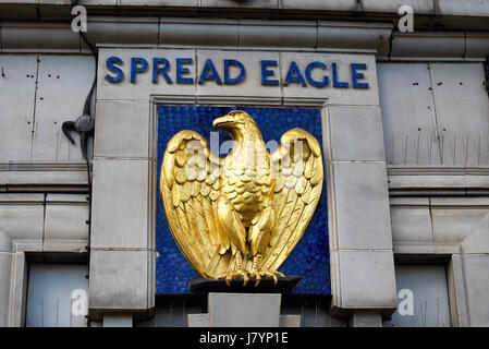 Le pub Spread Eagle à Southend on Sea, Essex, populaire auprès des fans de football visitant Southend Utd à Roots Hall Banque D'Images