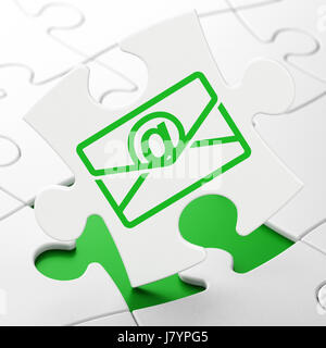 Concept d'entreprise : e-mail sur fond de puzzle Banque D'Images