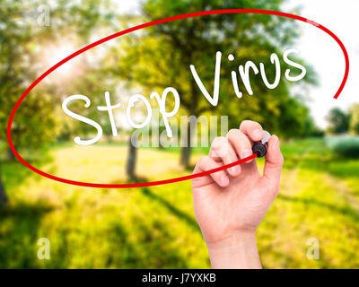 Man main écrit Stop Virus avec marqueur noir sur l'écran visuel. Isolé sur la nature. Le commerce, la technologie, internet concept. Stock Photo Banque D'Images