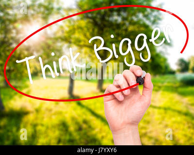 Man main écrit voir plus grand avec marqueur noir sur l'écran visuel. Isolé sur fond. Le commerce, la technologie, internet concept. Stock Photo Banque D'Images