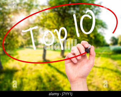 La main de l'homme Top 10 avec marqueur noir sur l'écran visuel. Isolé sur la nature. Le commerce, la technologie, internet concept. Stock Photo Banque D'Images