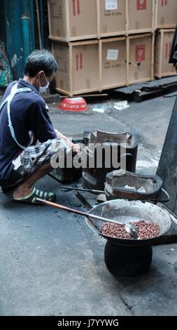 Les vendeurs de rue en plein air de cuisson des aliments thaïlandais sur Yaowarat Road dans Chinatown Bangkok Thaïlande Banque D'Images