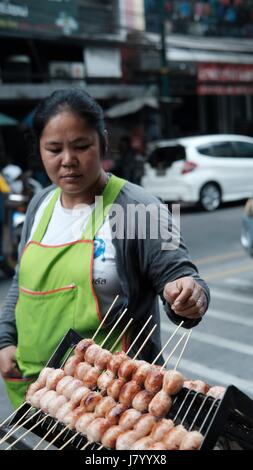 Les vendeurs de rue en plein air de cuisson des aliments thaïlandais sur Yaowarat Road dans Chinatown Bangkok Thaïlande Banque D'Images
