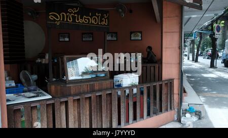 Café Restaurant sur Sukhumvit Road, Bangkok, Thaïlande Banque D'Images