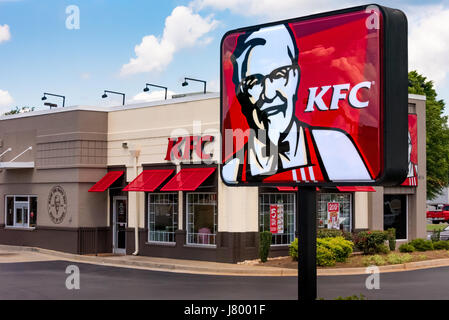 Restaurant KFC avec signe avec le Colonel Sanders. Banque D'Images