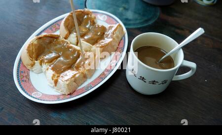 Café et crème anglaise à la crème sur Toast épais au restaurant de style chinois dans Chinatown Bangkok Thaïlande Banque D'Images