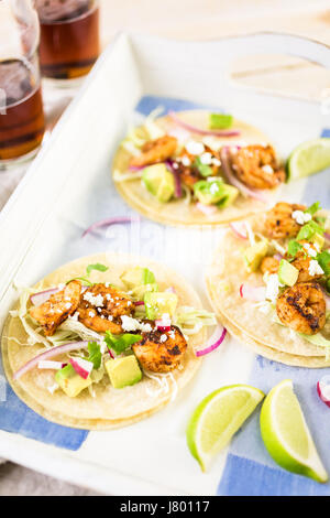 Tacos de crevettes chipotle frais avec fromage cotija sur une tortilla de maïs blanc. Banque D'Images