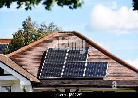 Panneaux solaires sur le toit d'un bungalow à Southend on Sea, Essex, Royaume-Uni Banque D'Images