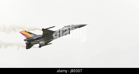 CASLAV, RÉPUBLIQUE TCHÈQUE 20 REPUBLICMAY, 2017 : moteur unique de combat polyvalent supersoniques F-16 Fighting Falcon de l'Armée de l'air belge en vol. Banque D'Images