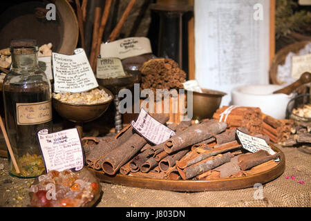 Les herboristes traditionnels, compteur avec épices, herbes, mortier et pilon still life (ancien musée du théâtre d'exploitation et d'Herb Garret, Londres, UK Banque D'Images