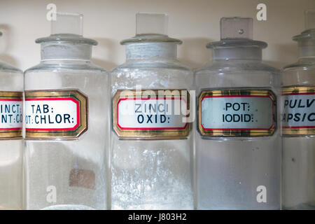 La tradition des bouteilles en verre pour les produits chimiques et de médicaments par des étiquettes (ancien musée du théâtre d'exploitation et d'Herb Garret, Londres, UK Banque D'Images