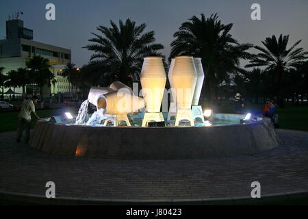 Le pot d'eau fontaine sur la Corniche à Doha, Qatar, éclairé par la nuit. Banque D'Images