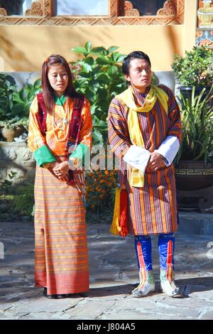 PARO, BHOUTAN - 10 novembre 2012 : Couple non identifié de jeunes danseurs en costume traditionnel bhoutanais colorés à Tiger Nest Resort, Paro, Bhoutan Banque D'Images