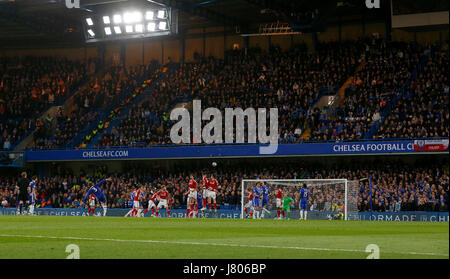 Chelsea's Marcos Alonso prend un coup franc pendant la Premier League match entre Chelsea et Middlesborough à Stamford Bridge à Londres. 07 mai 2017 EDITORIAL UTILISEZ UNIQUEMENT Pas de merchandising. Pour des images de football Premier League FA et restrictions s'appliquent inc. aucun internet/mobile l'usage sans licence FAPL - pour plus de détails Football Dataco contact Banque D'Images