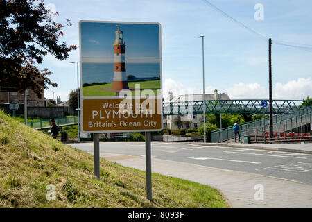 Plymouth, Devon. Panneau disant 'Bienvenue à Plymouth, en Grande-Bretagne, l'Ocean City' avec une photo du phare sur l'Hoe Banque D'Images