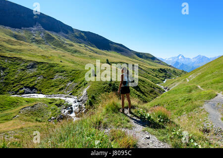 Femme regardant une vallée pittoresque dans les Alpes, dans le parc naturel de l'Oisans, France, Europe Banque D'Images