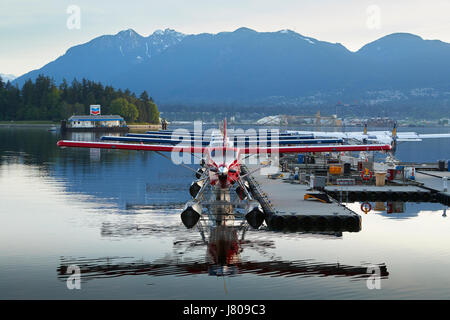 Harbour Air Seaplanes de Havilland Canada DHC-3 Otter Turbo T-Flotte hydravion amarré au port de Vancouver Flight Centre. Banque D'Images