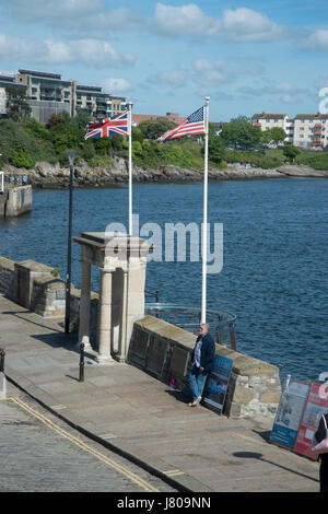 Plymouth, Devon. La barbacane. Le Mayflower Steps. Les Pères Pèlerins partirent pour les États-Unis d'ici. Drapeaux de UK et US voler. Banque D'Images