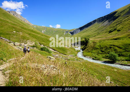 Les randonneurs à côté de la rivière dans la vallée Ferrand Ferrand en été, Alpes, Isère, Oisans, France, Europe Banque D'Images