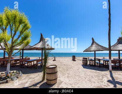 Une large plage de sable fin avec parasols sur la mer Noire en Roumanie Banque D'Images