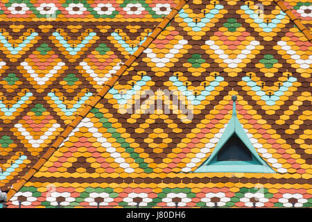 Détail des carreaux de couleur sur le toit de l'église Matthias à Budapest, Hongrie. Banque D'Images