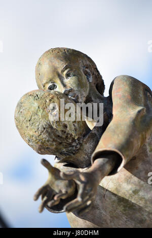 Statue de René Julien appelée le Retour, symbolise le retour à la maison et cette première étreinte extatique entre deux personnes séparées Banque D'Images