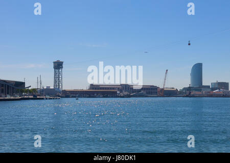 Le port de Barcelone depuis la fin de Las Ramblas. Sur la photo, l'hôtel La voile et d'un téléphérique Tramway Aérien de Port Vell. Barcelone, Espagne Banque D'Images