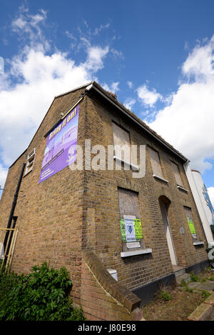 Un bâtiment délabré à côté du terrain de football de Southend Utd's Roots Hall avec un slogan « Making Southend Proud ». Apporte-le Banque D'Images