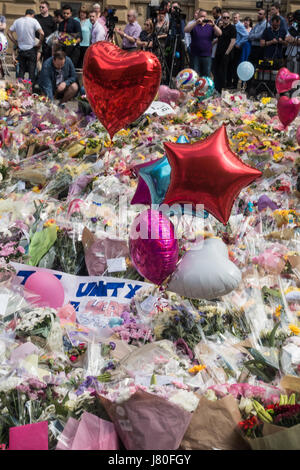 Memorial floral à St Ann's Square pour le 22 assassinés à la Manchester Arena par Salman Abedi Banque D'Images