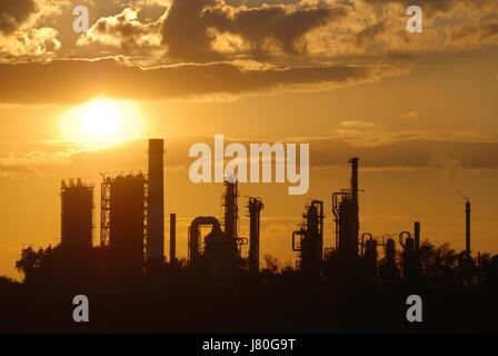 Coucher du soleil l'industrie de l'usine de raffinerie de carburant travail silhouette pétrochimique cireur Banque D'Images